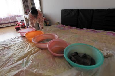 大竹楼上漏水，住户失联，小区没物管，业主维权难！律师来支招……